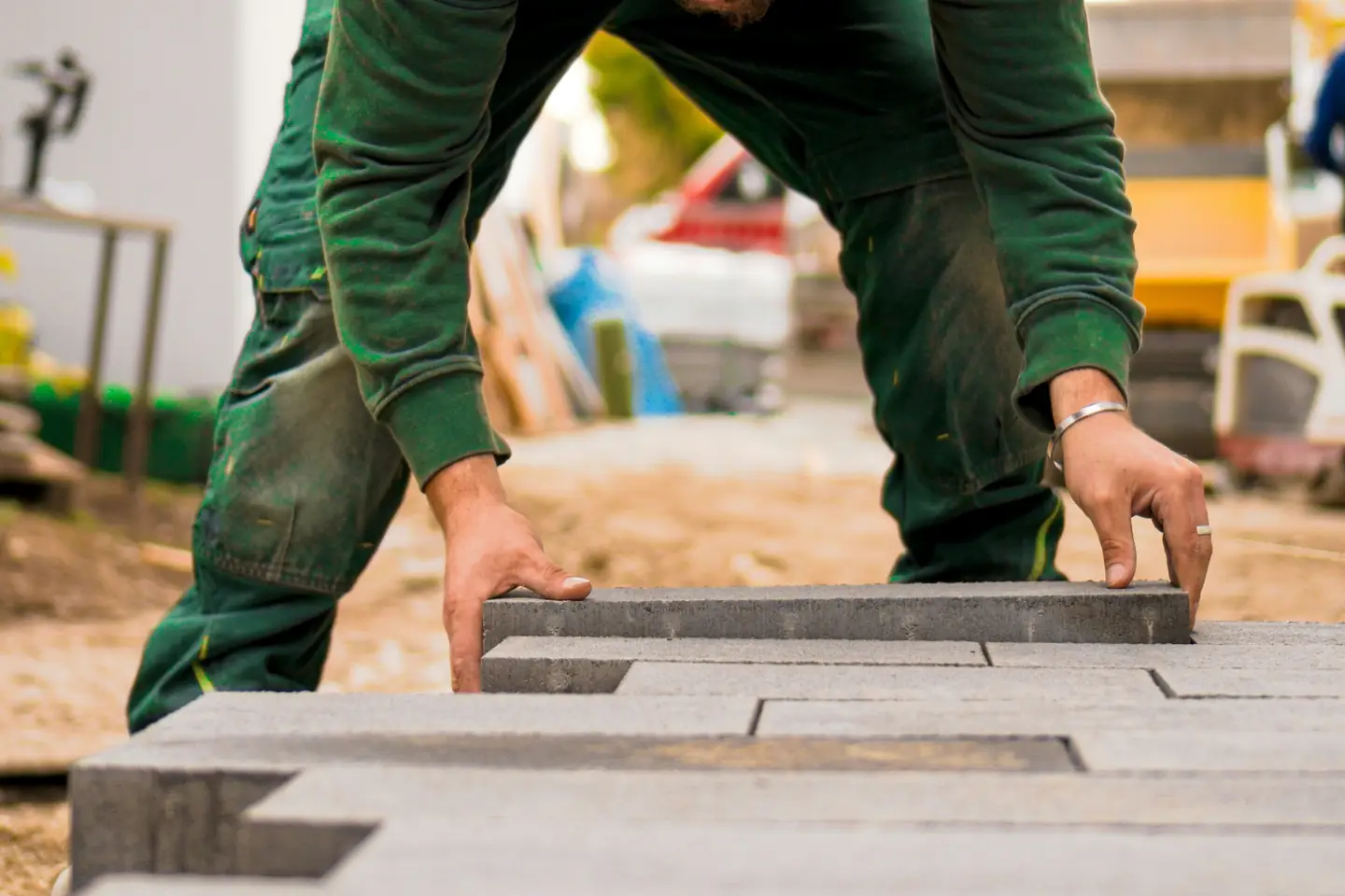 Verlegen von Pflastersteinen auf vorbereitetem Unterbau