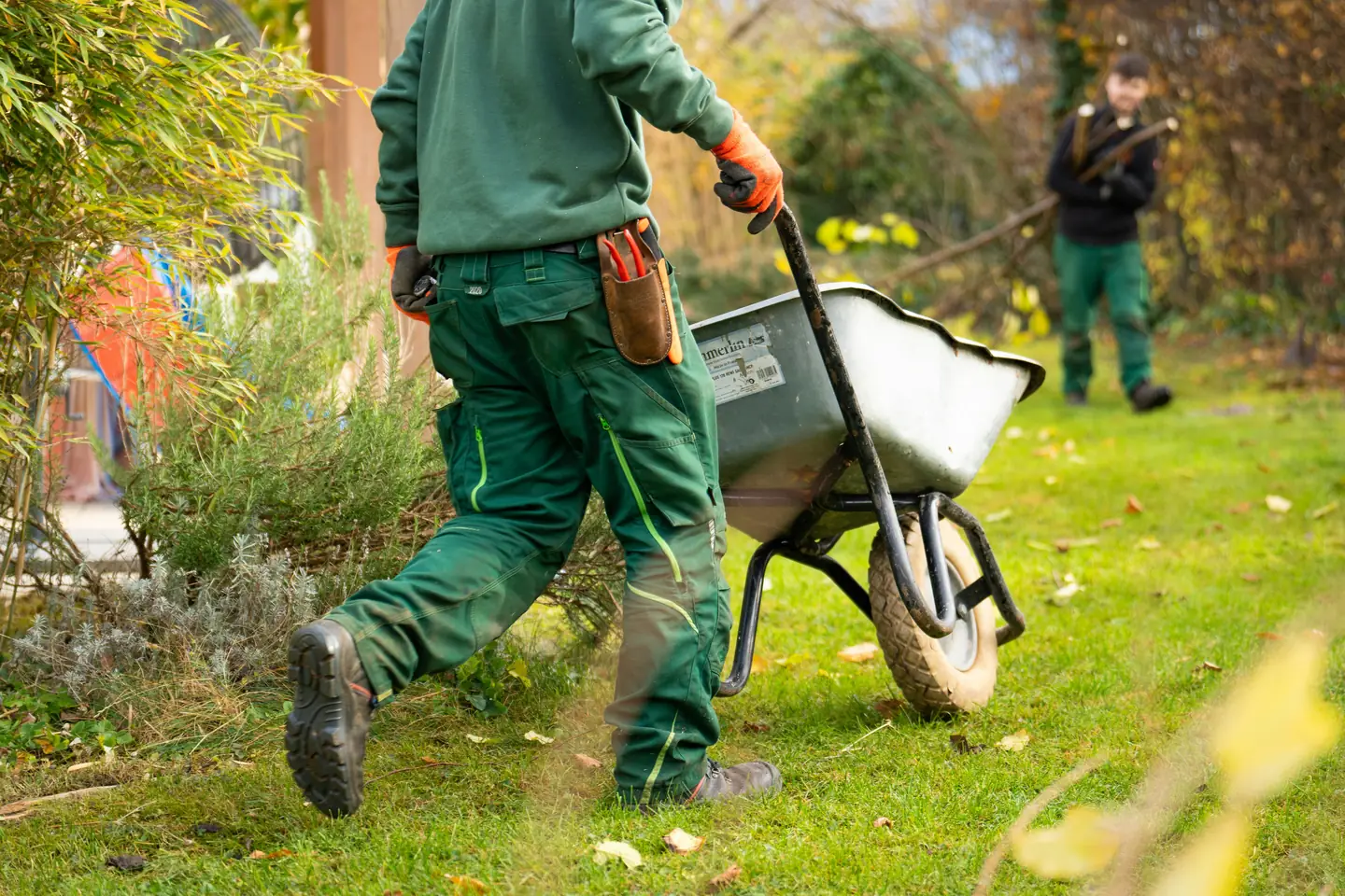 Mitarbeiter bei Pflegearbeiten im Grünbereich